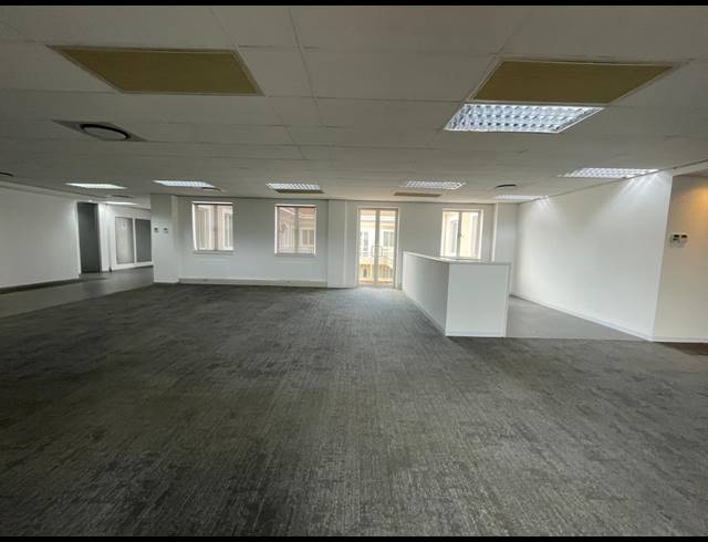 2,422M² OFFICE FOR SALE IN BRYANSTON